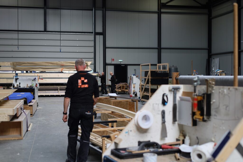 Collega Ronald in de timmerfabriek van Elementem